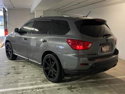 2018 Nissan Pathfinder - Thumbnail