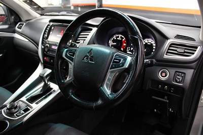 2016 Mitsubishi Pajero Sport - Thumbnail
