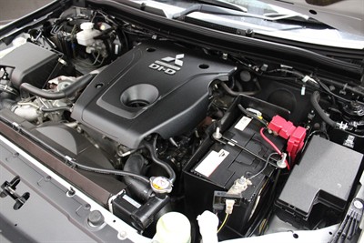 2016 Mitsubishi Pajero Sport - Thumbnail