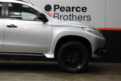 2016 Mitsubishi Pajero Sport - Thumbnail