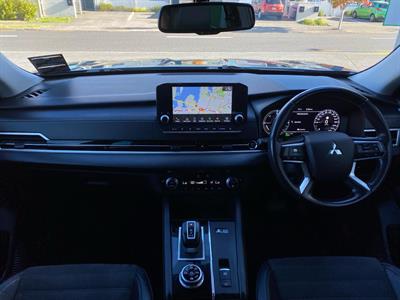 2022 Mitsubishi Outlander - Thumbnail