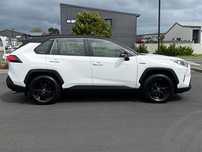 2021 Toyota RAV4 - Thumbnail