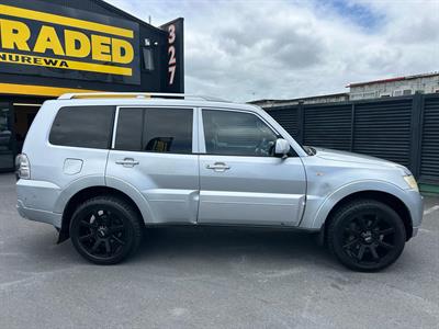 2011 Mitsubishi Pajero - Thumbnail