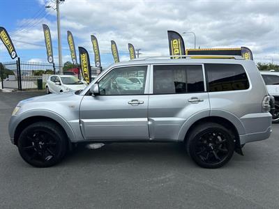 2011 Mitsubishi Pajero - Thumbnail