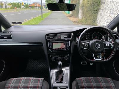 2016 Volkswagen Golf - Thumbnail