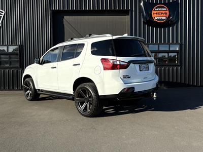 2016 Isuzu Mu-X - Thumbnail