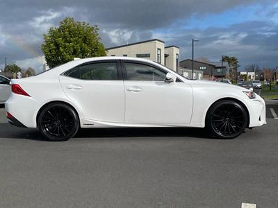 2017 Lexus IS300H - Thumbnail
