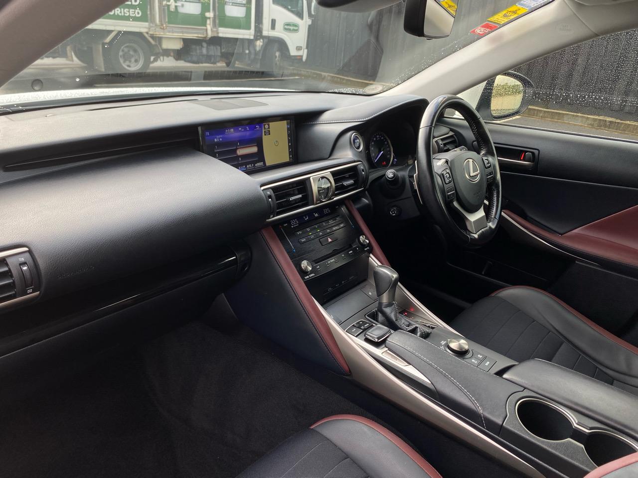 2017 Lexus IS300H