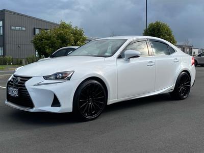 2017 Lexus IS300H - Thumbnail