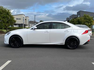 2017 Lexus IS300H - Thumbnail