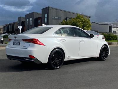2017 Lexus IS300H - Thumbnail