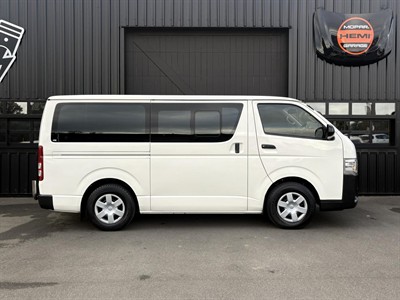 2015 Toyota Hiace - Thumbnail