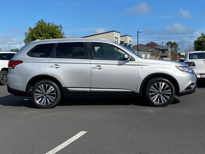 2020 Mitsubishi Outlander - Thumbnail