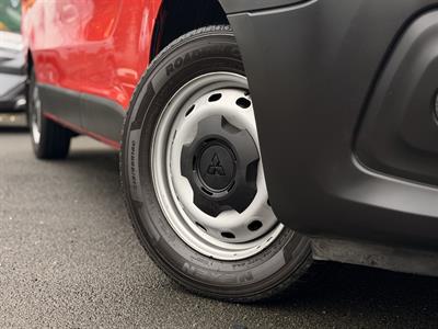 2022 Mitsubishi Express - Thumbnail