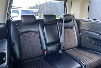 2011 Nissan Elgrand - Thumbnail