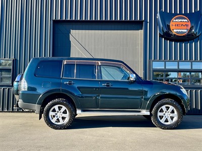 2006 Mitsubishi Pajero - Thumbnail