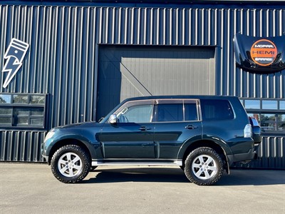 2006 Mitsubishi Pajero - Thumbnail