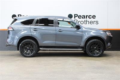 2021 Isuzu Mu-X - Thumbnail