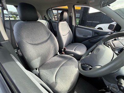2000 Toyota Vitz - Thumbnail