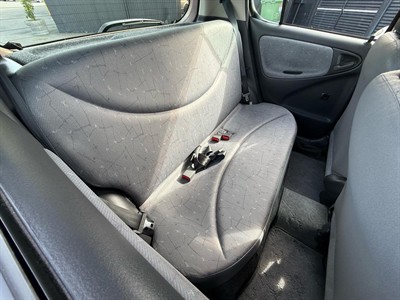 2000 Toyota Vitz - Thumbnail