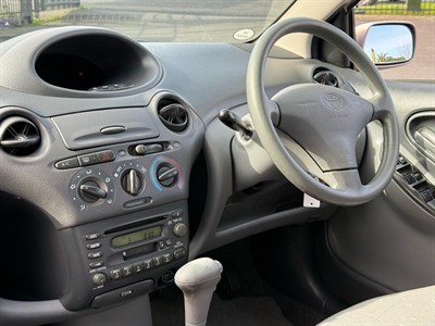 2000 Toyota Vitz - Thumbnail