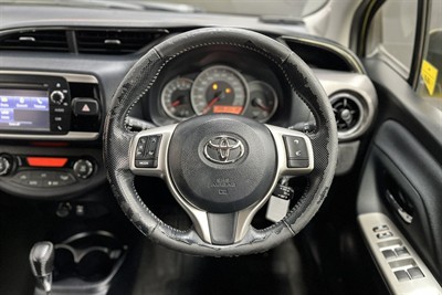 2016 Toyota YARIS - Thumbnail