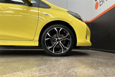 2016 Toyota YARIS - Thumbnail