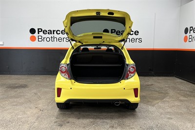 2016 Toyota YARIS - Thumbnail