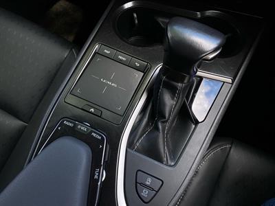 2021 Lexus UX 200 - Thumbnail