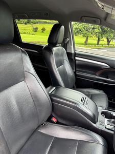 2017 Toyota Highlander - Thumbnail