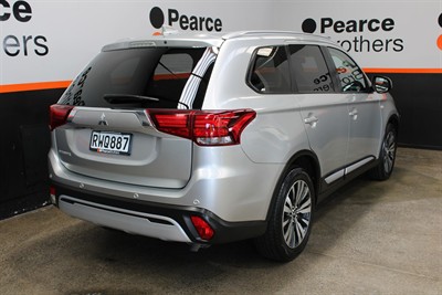 2022 Mitsubishi Outlander - Thumbnail