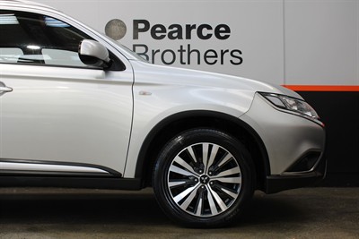 2022 Mitsubishi Outlander - Thumbnail