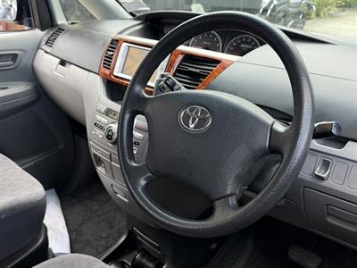 2004 Toyota Noah - Thumbnail