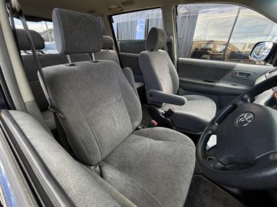 2004 Toyota Noah - Thumbnail