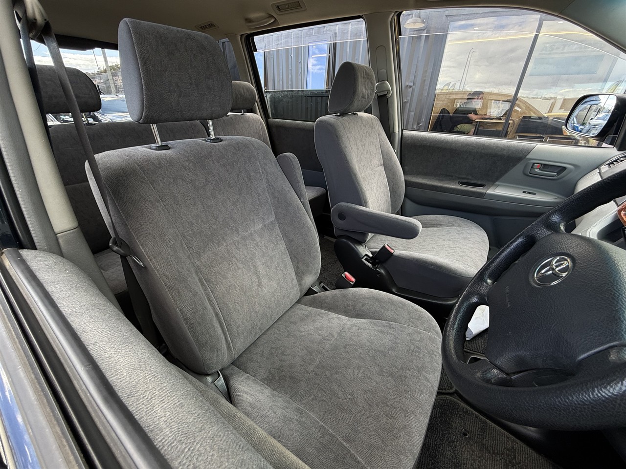 2004 Toyota Noah