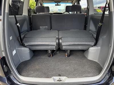 2004 Toyota Noah - Thumbnail