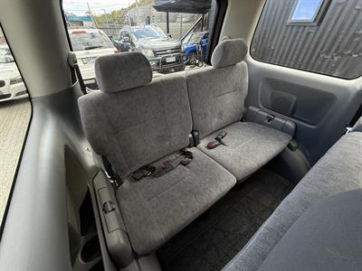 2004 Toyota Noah - Thumbnail