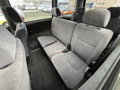 2004 Toyota Noah - Thumbnail