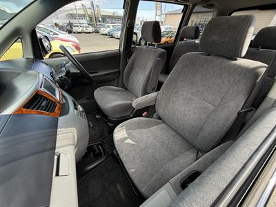 2004 Toyota Noah - Thumbnail