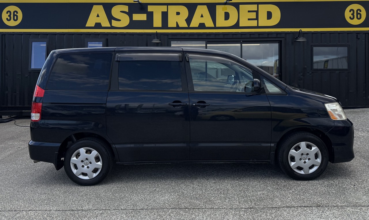2004 Toyota Noah