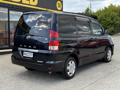 2004 Toyota Noah - Thumbnail