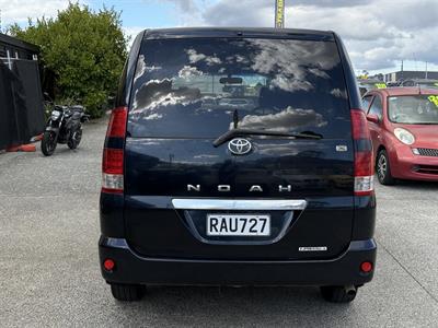 2004 Toyota Noah - Thumbnail