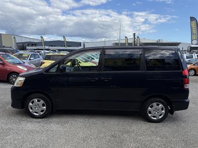 2004 Toyota Noah - Thumbnail