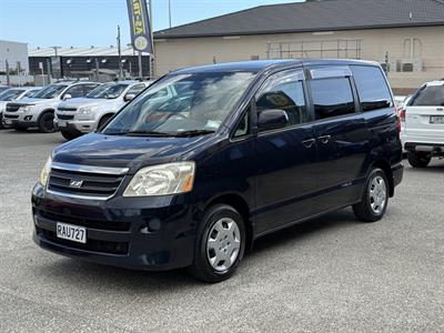 2004 Toyota Noah - Thumbnail