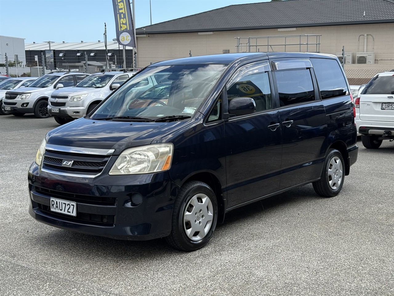 2004 Toyota Noah